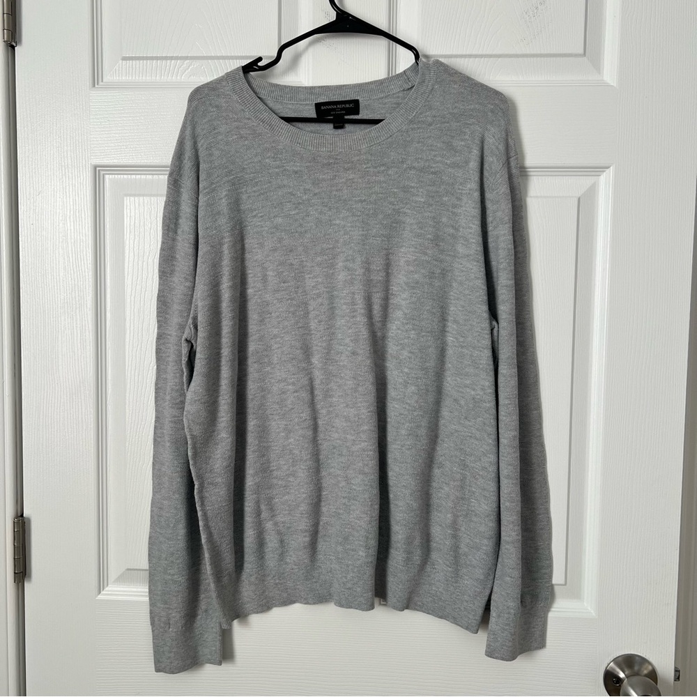 Banana Republic Men's Light Gray Crewneck Sweater
